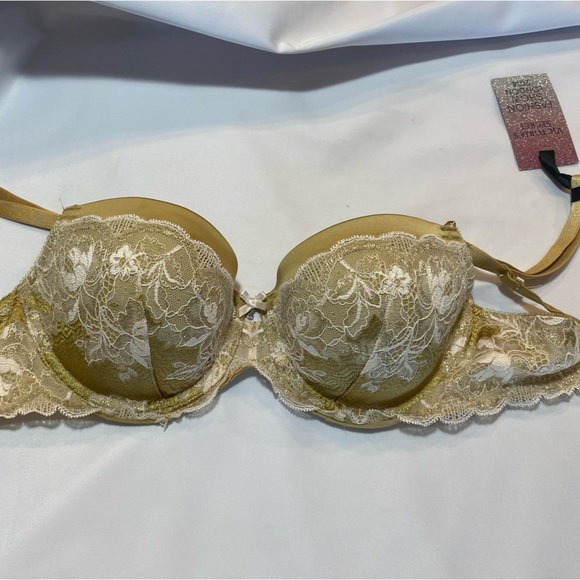 VS bras worn once or new, one is with tags the rest are without tags. - Picture 4 of 7